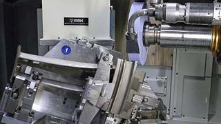 Bild 1: Viper-Schleifmaschine bei der kontinuierlichen Endbearbeitung eines Fußprofils von Gasturbinenschaufeln. Bild: Makino (Archiv: Vogel Business Media)
