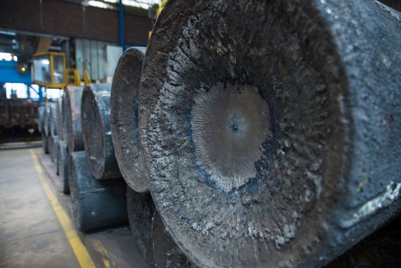 Schwere Sache: Impressionen aus der Fertigung nahtloser Großrohre bei Vallourec Deutschland. (Bild: Tube)