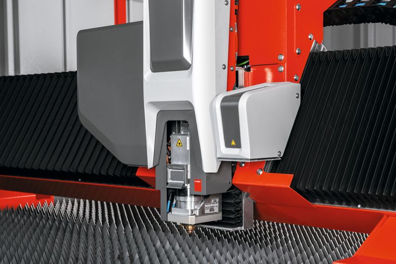 Der neue Schneidkopf erweitert das Leistungsspektrum auf der By-Star Fiber. Je nach Blechdicke und Material passt er den Laserstrahl exakt an. (Bystronic)