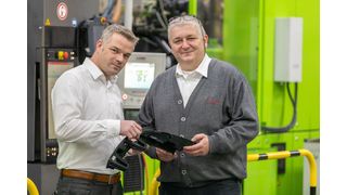 Von links: Timothy Schneider, Projektleiter bei Roth Plastic Technology und Dieter Burmeister, Geschäftsführer bei SB Meissner überprüfen engmaschig die Reifegrade von Kunststoffteilen im Rahmen der Entwicklung einer Spritzgussform bis hin zur Serienfertigung der Artikel. Roth bietet für Musterungen jetzt Produktionstets für Werkzeug- und Formenbauer an – bis hin zur Serienreife. (Roth Plastic Technology)
