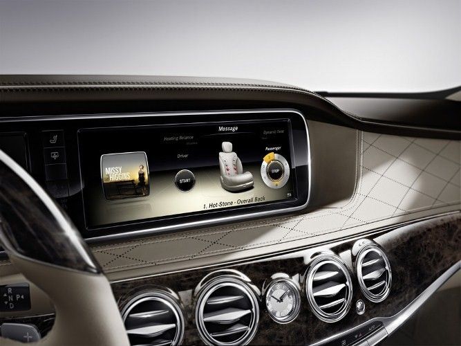 Im rechten der beiden 12,3-Zoll-Bildschirme die unter einer durchgängigen Hutze stecken, lassen sich auch die meisten Fahrzeugsysteme steuern. (Foto: Daimler)