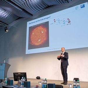 Prof. Dr. Thomas Klinger, de l'Institut Max Planck pour la physique des plamas, a montré dans sa présentation Plasmaphysik, a montré dans sa présentation comment on peut reproduire la fusion de l'hydrogène sur Terre et dans quelle mesure cela pourrait être l'énergie du futur.(Source :  Thomas Entzeroth)