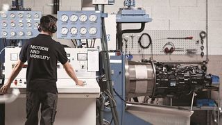 Zum Reparaturprozess bei ZF gehört ein abschließender Prüfstandstest. (Nico Kleeman)