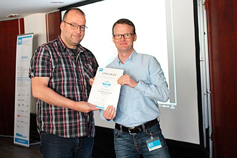  Steffen Kathe (links) wurde für 10 Jahre PC-Spezialist wurde ausgezeichnet. (PC Spezialist)