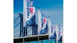 Für gut ein Jahr ausgeflattert haben die Fahnen, die darauf hinweisen, dass in Erfurt wieder die 3D-Druck-Messe Rapid.tech 3D stattindet. Hier berichtet der Veranstalter über die jüngst zu Ende gegangene Ausgabe für dieses Jahr ... (Bild: Messe Erfurt)