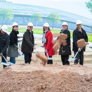 Der offizielle Spatenstich am neuen Standort von Concept Laser in Lichtenfels:
Andreas Hügerich (1. Bürgermeister Stadt Lichtenfels), Dr. Wolfgang Dierker (National Executive GE Germany & Austria / Government Affairs & Policy Leader), Emmi Zeulner (Bundestagsabgeordnete im Wahlkreis Kulmbach-Lichtenfels-Bamberg), Frank Herzog (Gründer und Vorsitzender Geschäftsführer Concept Laser GmbH), Ilse Aigner (Bayerische Staatsministerin für Wirtschaft und Medien, Energie und Technologie), Siegfried Schmelze (Schmelzle + Partner MBB Architekten BD), Christian Meißner (Landrat des Landkreises Lichtenfels), Peter Gärtner (Schmelzle + Partner MBB Architekten BD) (v.l.n.r.)