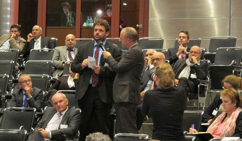 Beim 10. Chemcologne Chemieforum diskutierten Experten aus der chemischen und petrochemischen Industrie auf der Bühne und mit dem Publikum. In den Pausen gab es auch abseits des offiziellen Teils einiges zu besprechen. (Bild: PROCESS/Ernhofer)