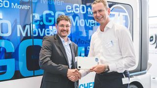 Übereinkunft: Sebastian Goldner (li.) von Proton Motor Fuel Cell und Günther Schuh, Vorstandschef E-Go Mobile, vereinbarten anlässlich der Eröffnung des Werks für den Stadtwagen E-Go Life die Zusammenarbeit in der Brennstoffzellentechnik (zum Vergrößern bitte Bild klicken). (Bild: E-Go Mobile)