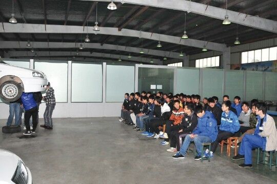 Der Praxisanteil in der schulischen Berufsausbildung ist meist eher gering. Oft fehlt den Schulen die Ausstattung. (Archiv: Vogel Business Media)