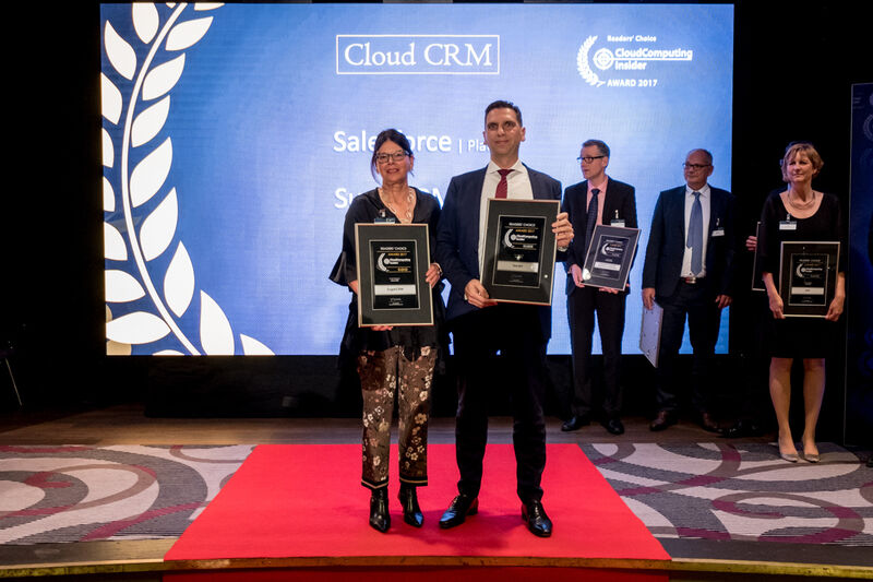 Martina Knappe von SugarCRM (links) und Christian Fischer von TecArt freuten sich über ihre Auszeichnungen aus dem Bereich „Cloud CRM“. (Herr Müller, herrmueller.info/Vogel IT-Medien GmbH)