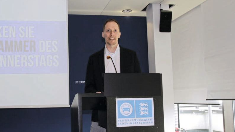 Daniel Rösch, Pressesprecher beim Landesverband, informierte über bereits bestehende Möglichkeiten und Angebote im Rahmen der Digitalisierung. (Bild: Kfz-Gewerbe Baden-Württemberg)
