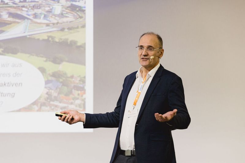 Bernardo Sequeira von Bilfinger führt die Teilnehmer in die Zukunft der Instandhaltung: Er zeigt, wie Reliability Engineering durch Kritikalitätsanalysen, Zustandsüberwachung und eine Vier-Schritte-Methodik ein Gleichgewicht zwischen Kosten, Verfügbarkeit und Sicherheit schafft. (Bild: Stefan Bausewein)