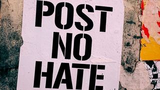 Ein neues Gesetz soll dabei helfen, Hass und Hetze im Internet gezielter verfolgen zu können, doch gibt es datenschutzrechtliche Bedenken. (Bild: gemeinfrei)