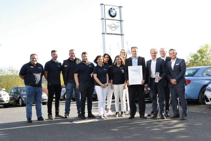 Der Würzburger Standort der Autohausgruppe Rhein sicherte sich Platz eins beim TÜV-Rheinland-Award für Kundenzufriedenheit. (Wehner)