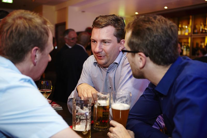 V. l.: Andreas Veltmann (Amexus), Alexander Krebs, (KIT-Technologies) und Andreas Schulze-Wilmert (Amexus) tauschten Erfahrungen beim Bier aus. (Bild: Acmeo)