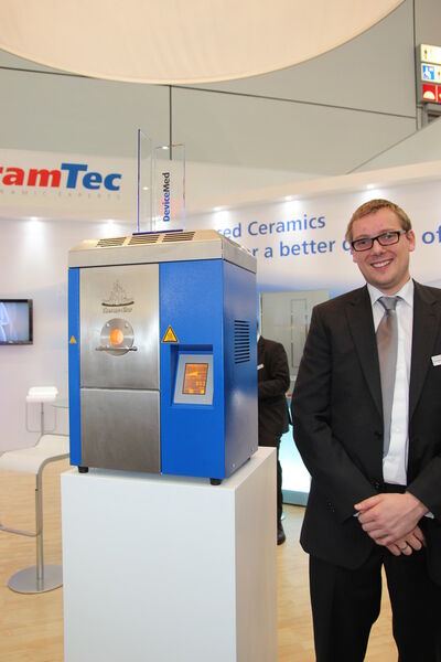 „Von der Grundidee her ist unser Material mit Saphir vergleichbar, hat aber bessere Eigenschaften. Der hohe Brechungsindex ist zum Beispiel ideal für die Anfertigung von Linsen für die Endoskopie geeignet“, so Dr. Lars Schnetter, Entwickler und Produktmanager Transparente Keramik bei Ceram-Tec. (Bild: Finus)