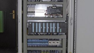 Bild 1: Durch die papierlose Fertigung ist die Schaltschrankproduktion auch für die Kunden übersichtlicher geworden. (Bild: S.A.T.)