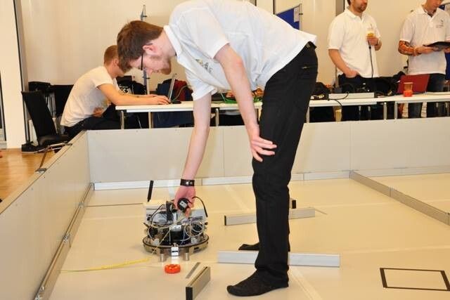 8 Teams kämpft beim dreitägigen WorldSkills Germany-Berufswettbewerb „Mobile Robotik“ um die Fahrkarten zu den EuroSkills in Lille/Frankreich. (WorldSkills Germany/Jörg Wehrmann)