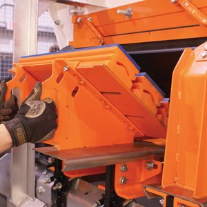 Das Aufpralldämpfungssystem Guardabelt mit Urethan-Balken dämpft in der Ladezone die Aufprallkräfte.(Bilder:  Martin Engineering)