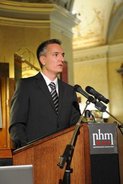 Dann ging's los: Wolfgang Michel, Chefredakteur des »kfz-betrieb«, begrüßte die Gäste und verlieh die Awards an erfolgreiche Unternehmerinnen und Junioren. (Archiv: Vogel Business Media)