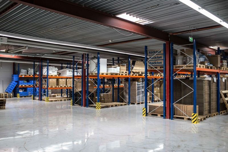 Große Palettenregale schaffen jede Menge Lagerraum für neue Ware. (Agando)