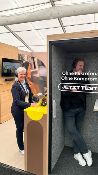 Leider wissen wir nicht, worüber sich die Zwei unterhalten haben. Aber eins wissen wir - es war ohne Mikrofonanschluss und ohne Kompromisse. (Bild: Vogel IT-Medien GmbH)