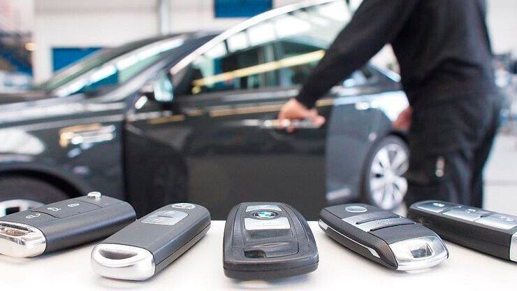 Laut einem Urteil des Amtsgerichts München ist es kein  „Aufbrechen“ des Autos, wenn Kriminelle das Signal eines Funkschlüssels beim Abschließen stören oder dieses abfangen und zum Öffnen des Fahrzeugs nutzen. 