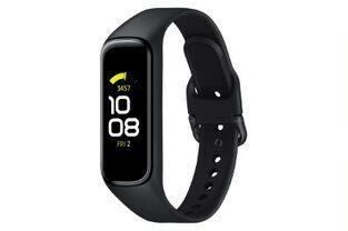 Auf die steigende Nachfrage nach Fitness-Tracking-Geräten antwortet Samsung mit dem Live-Fitnesstracker Galaxy Fit2. Das Wearable ist Samsung zufolge wie der Personal Coach am Handgelenk. Der leistungsstarke Akku hält bis zu 15 Tage ohne zusätzliche Ladung. Der Fitnesstracker kann automatisch bis zu fünf verschiedene Sportaktivitäten erkennen und analysieren und gibt beispielsweise den Kalorienverbrauch, die Herzfrequenz und die zurückgelegte Distanz an. Zudem analysiert er den Schlaf und gibt Tipps zur Verbesserung, damit Nutzer ausgeruht in den Tag starten können. Der Fitnesstracker ist auch individuell anpassbar – Nutzer können aus 70 verschiedenen Designs für das Ziffernblatt hinter dem 3D-Glas-Display wählen.   (Samsung)