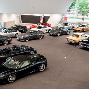 Im Inneren präsentiert das markenunabhängige Unternehmen exklusive Sport- und Luxuskarossen.(Bild:  David Finest Sports Cars)