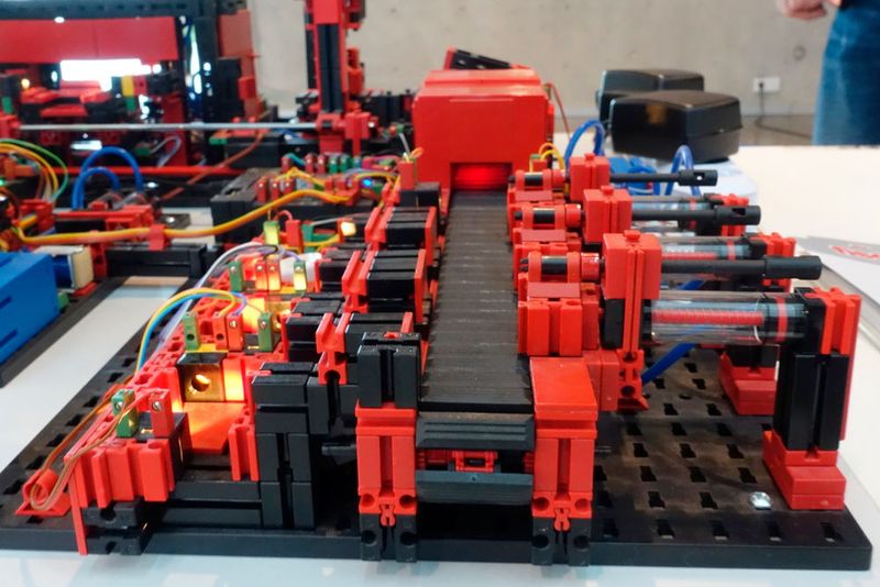 Nicht nur zum Spielen: Fischertechnik präsentiert Bausätze für die komplette Fabriksimulation.  (Bild: Stefanie Michel)