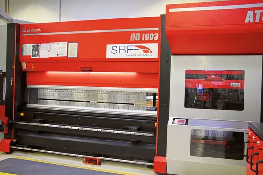 Der automatische Werkzeugwechsler (rechts) zur Abkantpresse HG 1003ATC hat 26 m Werkzeugkapazität.(Bild:  Itasse)