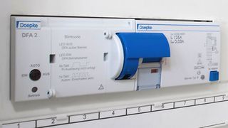Der Fernantrieb DFA 2 (links) für Doepkes neue FI-Schutzschalter DFS 2 und DFS 4.  (Bild: Doepke)