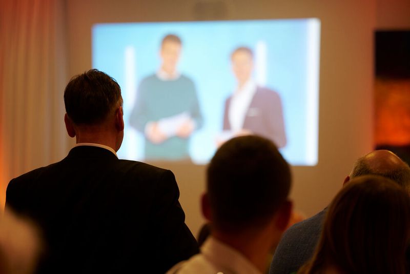 Impressionen vom ELEKTRONIKPRAXIS Frühlingsfest 2023 im Ketterer Kunst mit der Verabschiedung von Johann Wiesböck.  (Bild: © EYE AM CHRIS)