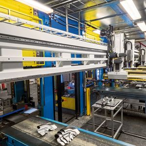 Hohe Produktionskapazität. Auf der vollautomatischen Pressenlinie werden Fahrgestell- und Karosserieteile für schwere Lkw hergestellt. Durch die Modernisierung wurde die Produktionskapazität um etwa 500 Stunden/Jahr gesteigert.(Bild:  AP&T)