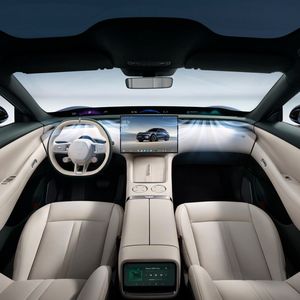 Das puristische Cockpit wird von einem großen Bildschirm dominiert.(Bild:  Xiaomi)