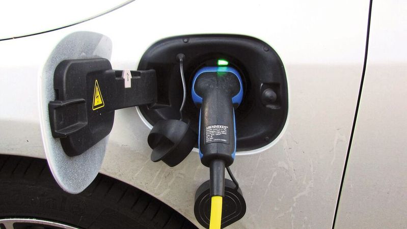 Die auslaufende Innovationsprämie für Plug-in-Hybride hat zum Jahresende zu einem Peak bei den Zulassungszahlen für E-Autos gesorgt und damit die Gesamtbilanz verbessert.