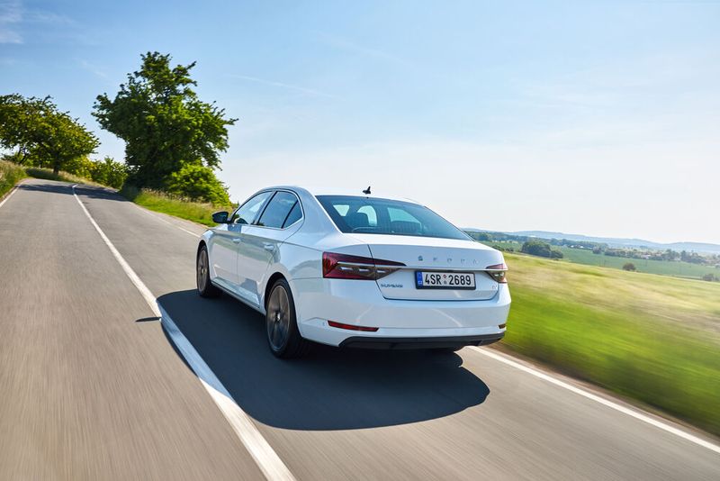  Rein elektrisch kommt der Superb 62 Kilometer weit. (Bild: Skoda)