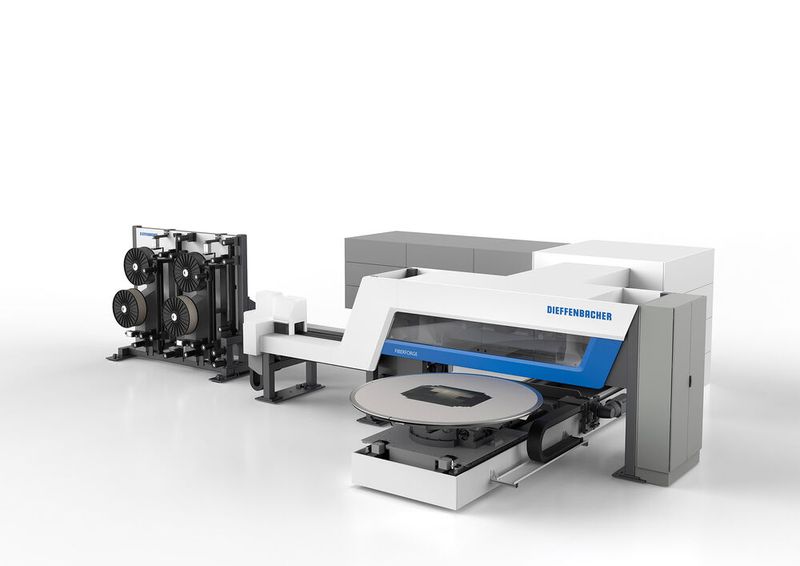 Rekordgeschwindigkeiten beim Tapelegen erreicht die Anlage Fiberforge von Dieffenbacher. Sie gilt in ihrer Art als die schnellste der Welt. Ebenfalls zu sehen auf der JEC World 2026. (Bild: Dieffenbacher)