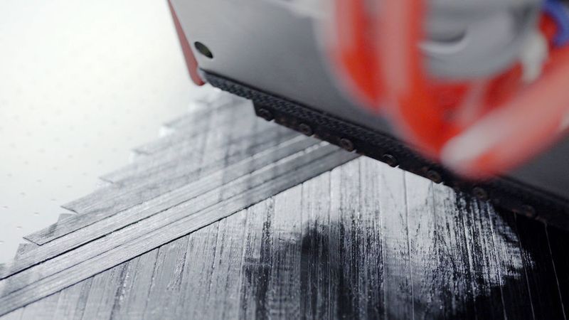 Materialeffizientes Legen und Schneiden von Carbonfasern im Fiber Placement Center (SGL Group)