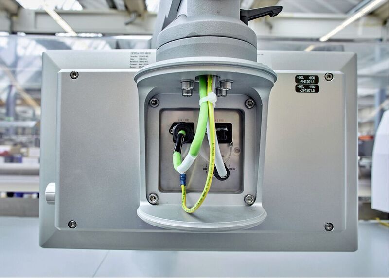 Die kompakt konzipierte Anschlussebene des reinen Touchpanels findet auch im schlanken Tragarmadapter von Bosch Platz; kommen noch die Anschlüsse der Tastererweiterung hinzu, lässt sich die Anschlussebene problemlos anpassen. (Beckhoff Automation)