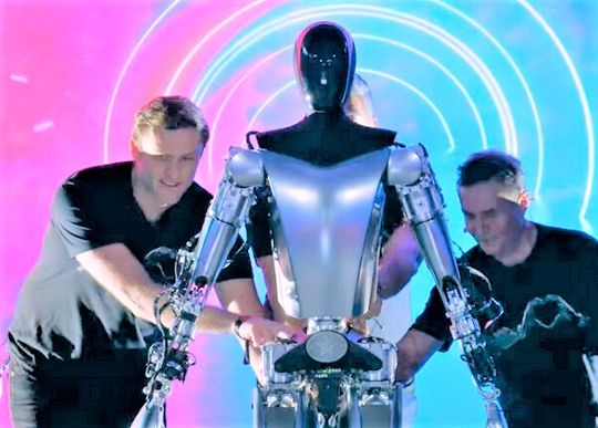 Mit dem einmal auf zwei Beinen gehen sollenden Robotersystem Optimus will Tesla einen bezahlbaren, nützlichen Helfer schaffen. Am Wochenende wurde der Prototyp vorgestellt, der aber noch getragen werden musste. Hier mehr Details.(Bild:  Tesla)