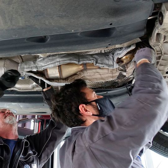 Einbau einer SCR-Anlage bei Tschirner & Fuchs: schon 28 Fahrzeuge nachgerüstet. Einbau einer SCR-Anlage bei Tschirner & Fuchs: schon 28 Fahrzeuge nachgerüstet.