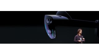 Alex Kipman, als Technical Fellow einer der Entwickler der HoloLens 2, zeigt die zweite Generation der MR-Brille erstmals auf dem MWC in Barcelona.   (Microsoft)