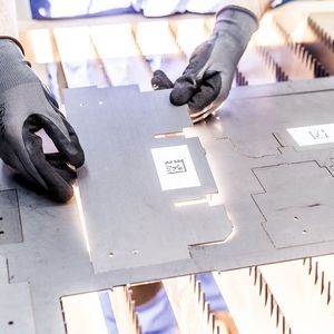 Das Absortieren von Blechbauteilen nach dem Schneidprozess ist nach wie vor fast immer ein manueller Prozess. Die undefinierte Lage der Teile und die reflektierenden Flächen erschweren eine sensorielle Erfassung und eine automatische Absortierung.