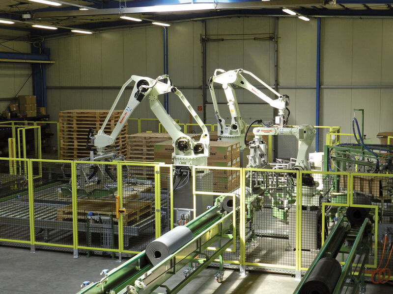 „Konzertierte Aktion“: Drei Roboter auf engstem Raum im Einsatz zum Verpacken von Dämmstoff-Wickeln bei Armacell. (Bild: Kawasaki Robotics)