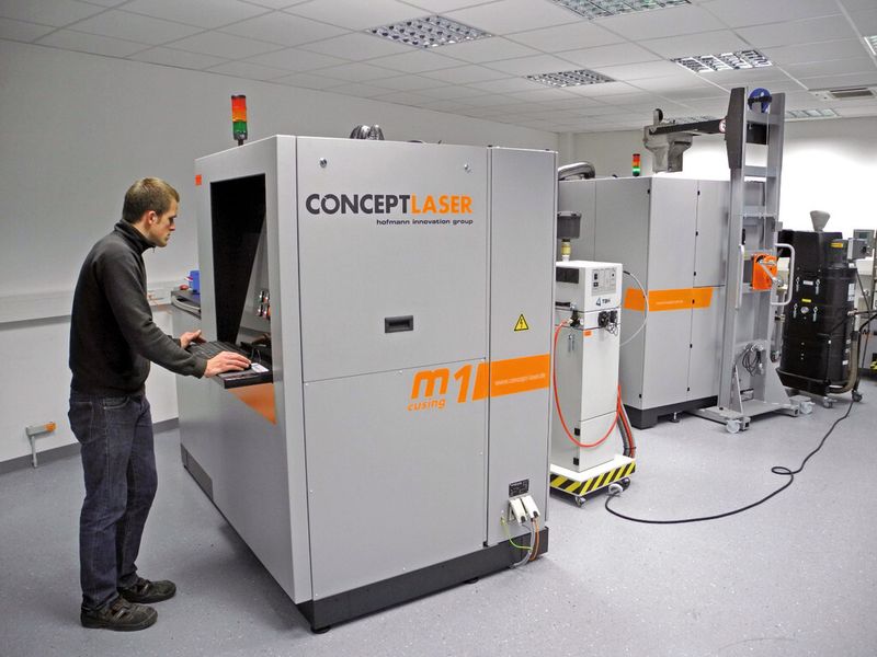 Laserschmelzexperte Stefan Auernhammer im Fertigungsraum für das Laserschmelzen bei Toolcraft mit zwei Lasercusing-Anlagen von Concept Laser. (Bild: Concept Laser)
