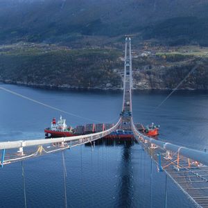 Die Brücke über den Hardangerfjord in Norwegen wird  eine der größten Hängebrücken der Welt sein. Die voraussichtliche Fertigstellung ist für Juni 2013 geplant.