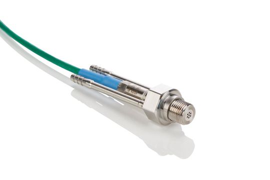 Der neue Set 4017A…W von Kistler verfügt über einen kompakten Kühladapter für hochpräzise Messergebnisse (auch in heissen Umgebungen) und den bewährten Miniatur-Absolutdrucksensor 4017A.(Bild:  Kistler)