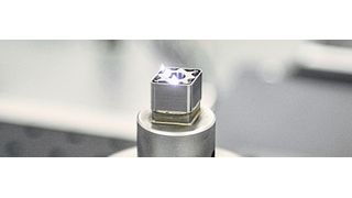 Beim Laser-Abtragen mit dem Femtosekundenlaser wird kaum Wärme in das Werkstück eingebracht und es kann nahezu jedes Material bearbeitet werden.  (Bild: KLM Microlaser)