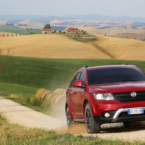 Angetrieben wird der Freemont Cross von einem 2,0-Liter-Diesel-Aggregat mit einer Leistung von 103 kW/140 PS bzw. 125 kW/170 PS.